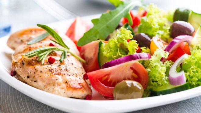 Ensalada de verduras e peixe na dieta de proteínas