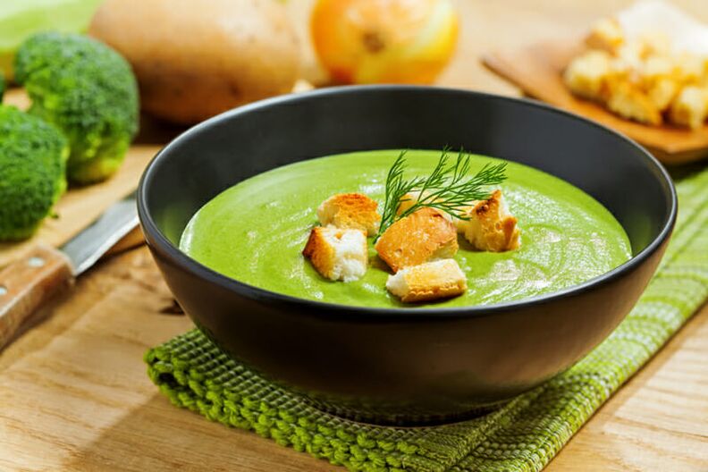 Sopa de crema de brócoli no menú nutricional para adelgazar