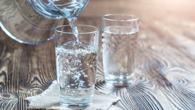 un vaso de auga para tomar unha dieta