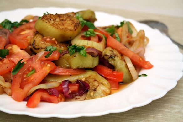 A dieta Maggi inclúe unha ensalada saudable de verduras e berinjela cocida. 