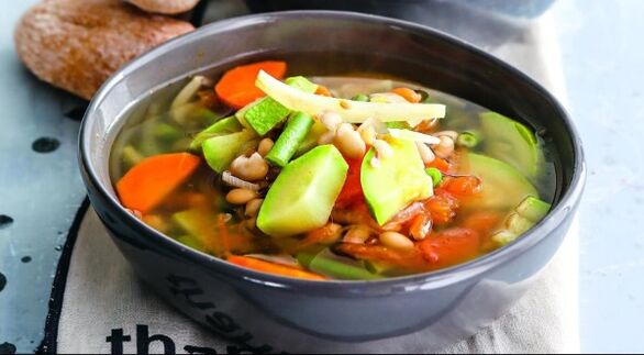 Sopa de verduras - un primeiro prato sinxelo no menú da dieta Maggi